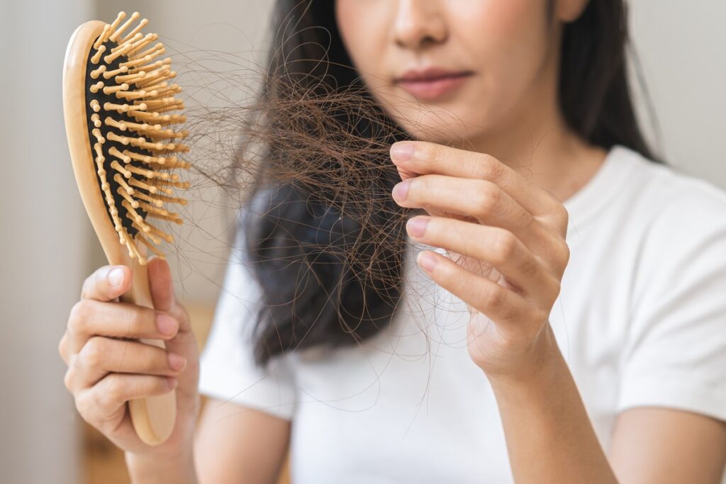 Queda de cabelo: possíveis causas e como tratar - Eudora