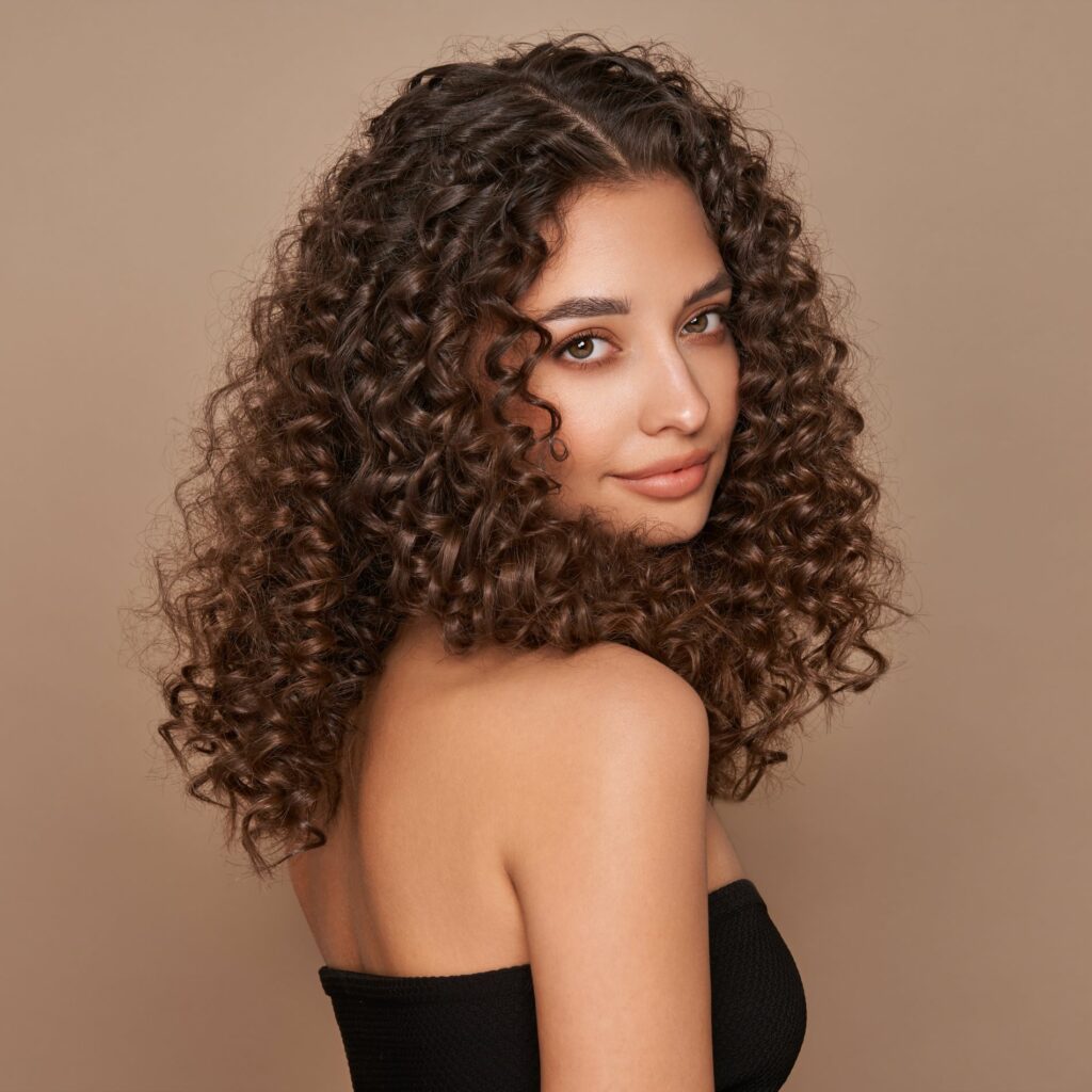 Cabelo cacheado: como cuidar dos fios 3A, 3B e 3C | O Boticário